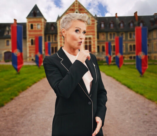 Sonja Zietlow vor einem Schloss in "Die Verräter"