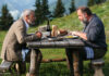Vincent und Pierre sitzen am Tisch