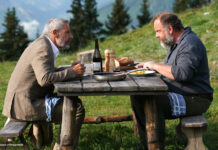 Vincent und Pierre sitzen am Tisch