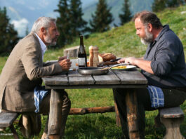Vincent und Pierre sitzen am Tisch