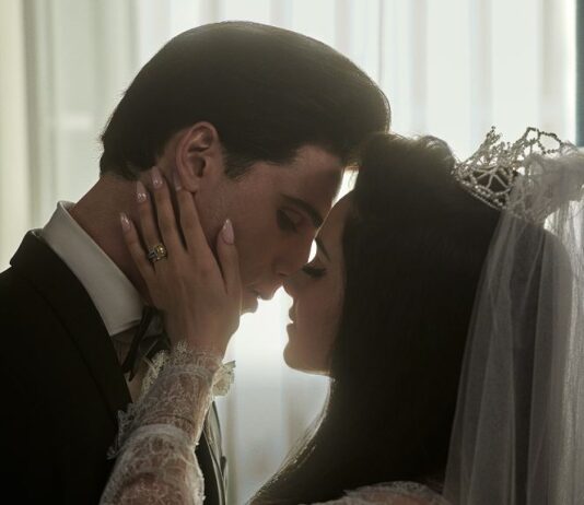 Elvis und Priscilla Presley im Hochzeits-Outfit
