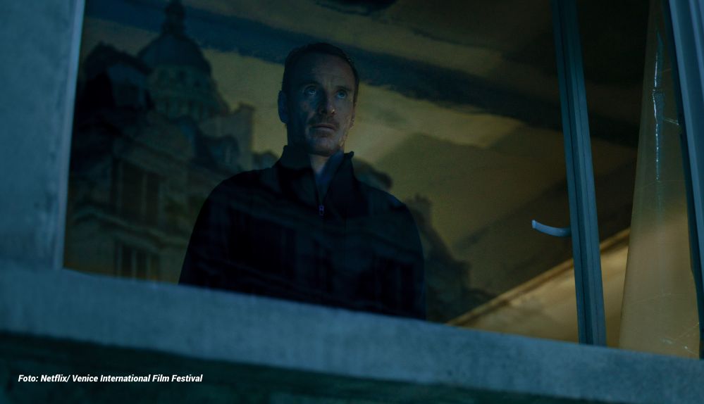 Michael Fassbender als Der Killer am Fenster