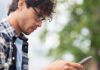Mann mit Smartphone