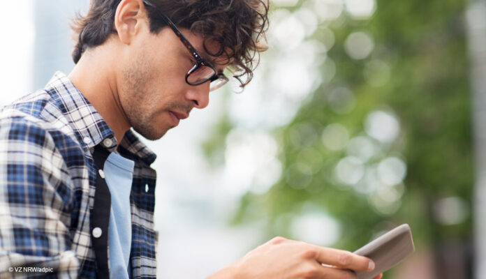 Mann mit Smartphone