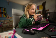 Mädchen spielt am Computer