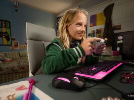 Mädchen spielt am Computer