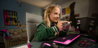 Mädchen spielt am Computer