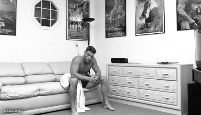 Jean-Claude Van Damme auf einer Couch in Schwarz-Weiß