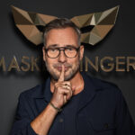 Matthias Opdenhövel vor The Masked Singer Logo