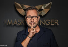 Matthias Opdenhövel vor The Masked Singer Logo