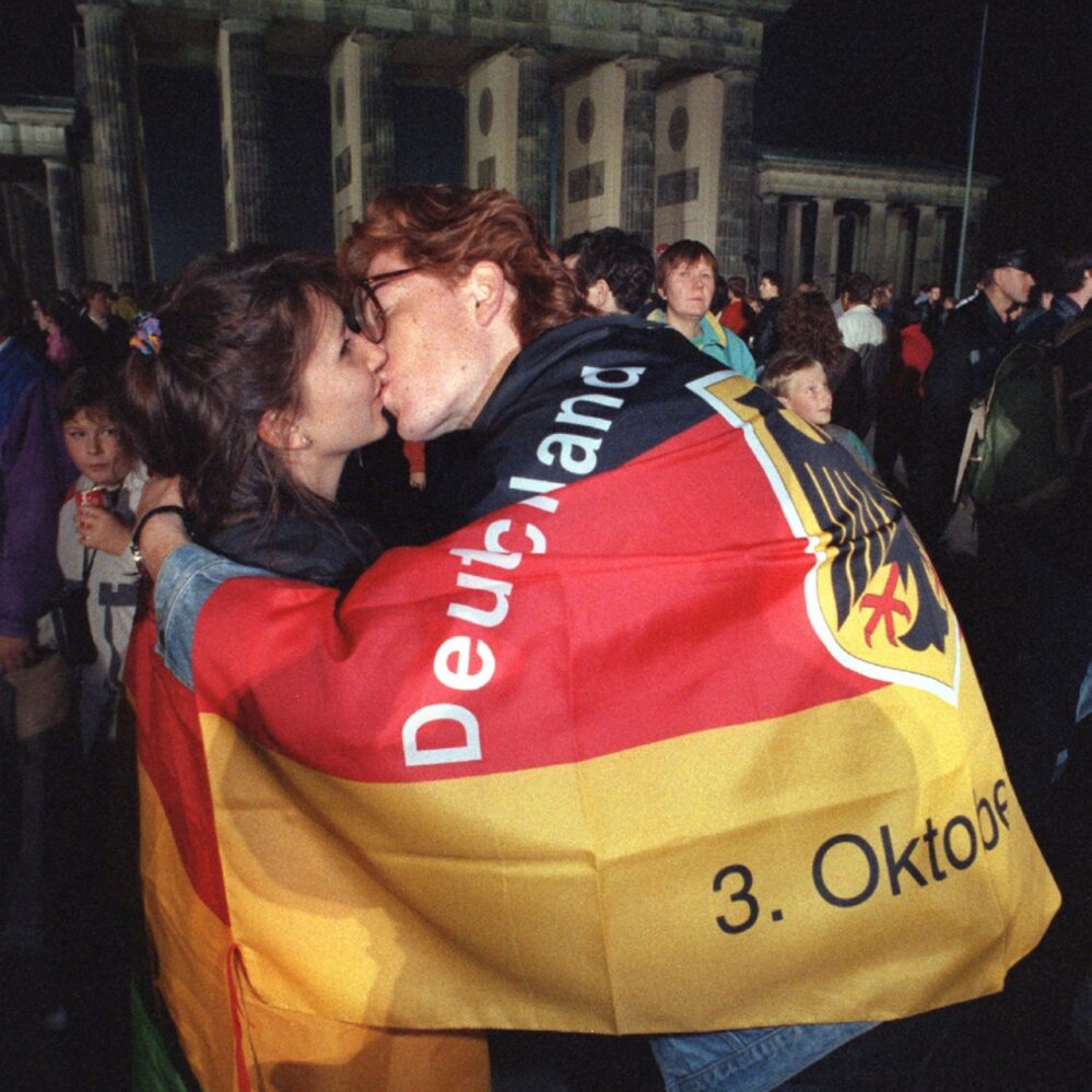 Zwei Personen küssen sich nach dem Mauerfall 1989