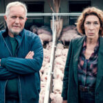 Die Kommissare im ARD-Tatort "Bauernsterben" auf dem Schweinehof
