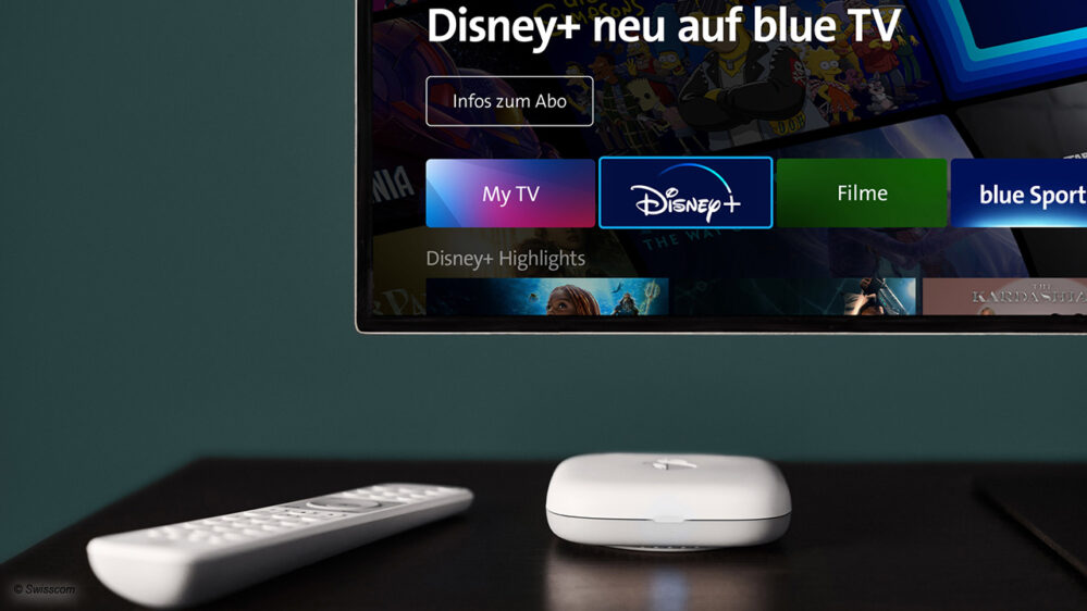 Die Swisscom Blue TV-Box 5 ist in Relation zur Fernbedienung recht klein