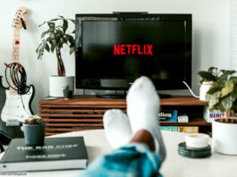 Netflix Wohnzimmer Gitarre