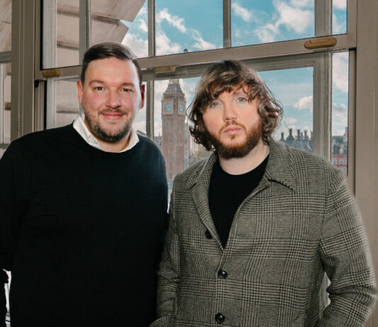 Channel Aid-Founder Fabian Narkus mit Sänger James Arthur