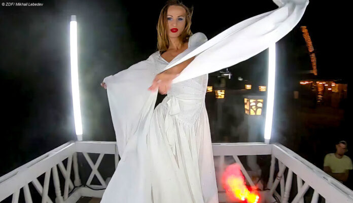 Model gibt die Miss Russia auf der Krim