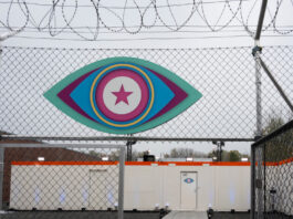 Promi Big Brother Logo unter Stacheldraht