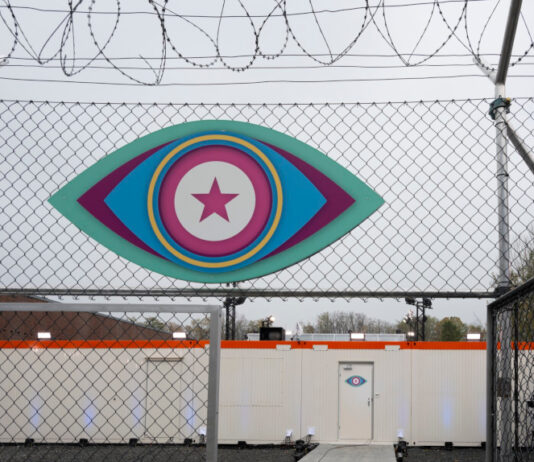 Promi Big Brother Logo unter Stacheldraht