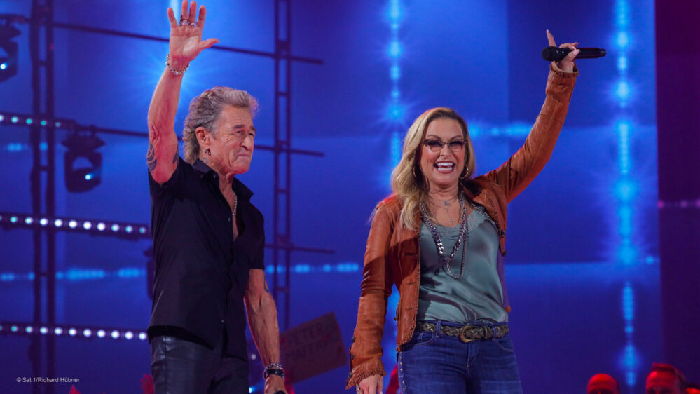 Peter Maffay und Anastacia stehen auf der Bühne von "Kiwis große Partynacht" bei Sat.1