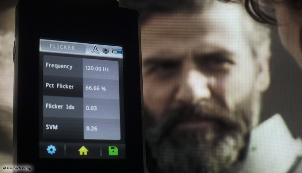 Das OLED-Display ermöglicht eine flimmerfreie Bilddarstellung und zeigt Bildbewegungen ohne künstliche Nachzieheffekte. Lediglich bei homogenen dunklen Graustufen nimmt die Unruhe bei der Pixelansteuerung zu. Optionale Schwarzbildeinblendung nur auf 60-Hz-Niveau, ansonsten tadellose 120-Hz-Qualität