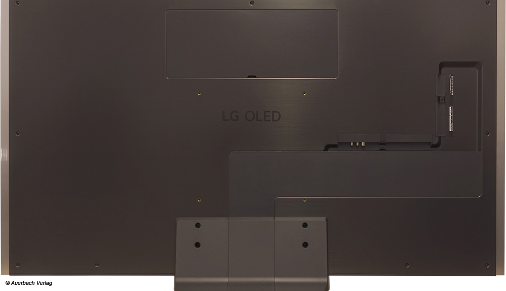 Fernseher für Wandmontage optimiert (kein störender Zwischenraum), Wandhalterung mitgeliefert, aber kein Standfuß • Anschlüsse für Wandmontage geeignet, Blende für Anschlussbereich • Stromkabel ca. 1,7 m • Wandhalterung Maße: 30 × 30 cm • Rahmenbreite: ca. 0,1 cm (ca. 0,65 cm bis Bild) • Displaydicke: ca. 2,4 cm (Paneltiefe ca. 1,4 cm) • Displayhöhe Unterkante (TV auf Standfuß): ca. 5,9 cm • Standfußfläche (optionaler Standfuß SQ-42ST65): ca. 44 × 25 cm • Display drehbar: ja, mit optionalen Standfuß