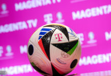 Fußball mit Telekom-Logo