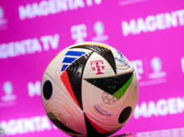 Fußball mit Telekom-Logo