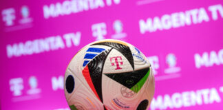 Fußball mit Telekom-Logo