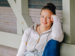 Ex-Fußballerin Almuth Schult lächelt in die Kamera