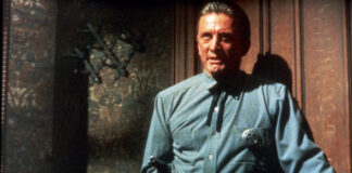 Sheriff Matt Morgan (Kirk Douglas) steht in einer Tür und hält eine Pistole in der Hand.