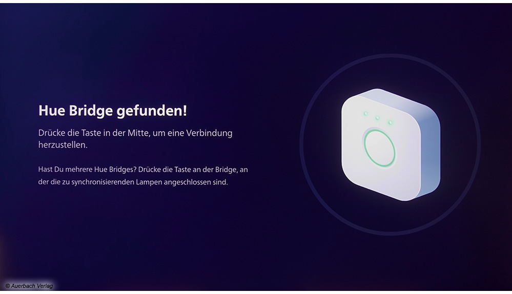 Die Philips Hue Bridge ist der Dreh- und Angelpunkt, um sämtliche Lampen im Netzwerk über den Fernseher ansteuern zu können – beim Lampenkauf nicht vergessen! 