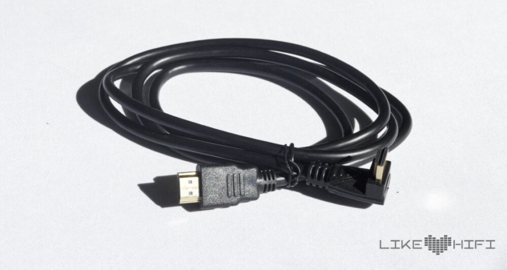 Dieses HDMI-Kabel gehört unter anderem zum Lieferumfang. Passend für die Wandmontage der nuPro AS-2500 ist der angewinkelte Stecker.
