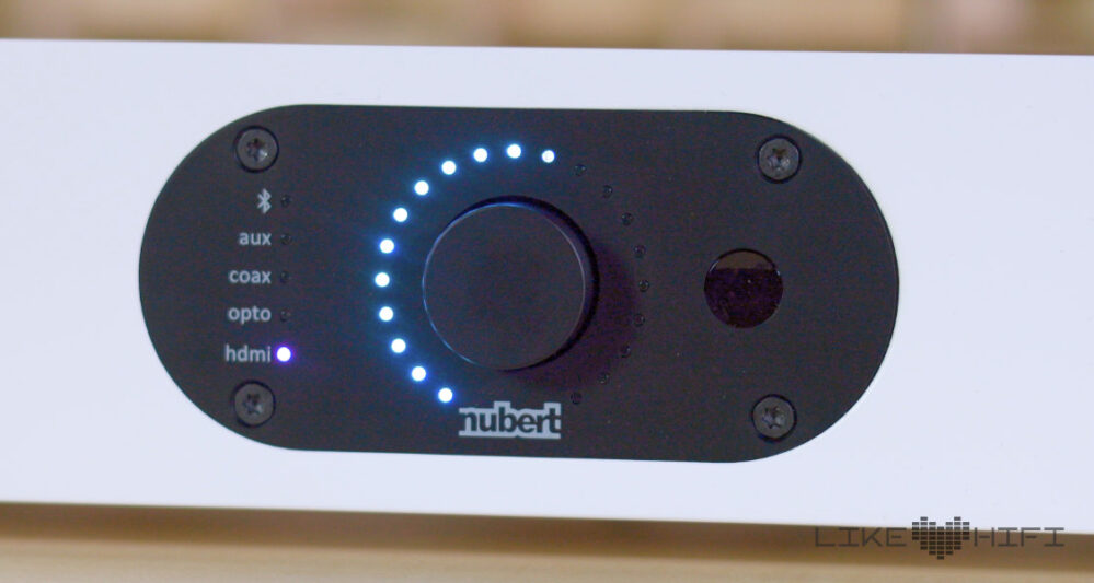 Der Multifunktionsknopf an der Front arbeitet genauso intuitiv wie bei den anderen Aktiv-Lautsprechern von Nubert. Durch Drücken aktivieren wir die jeweilige Funktion und durch Drehen ändern wir deren Parameter.