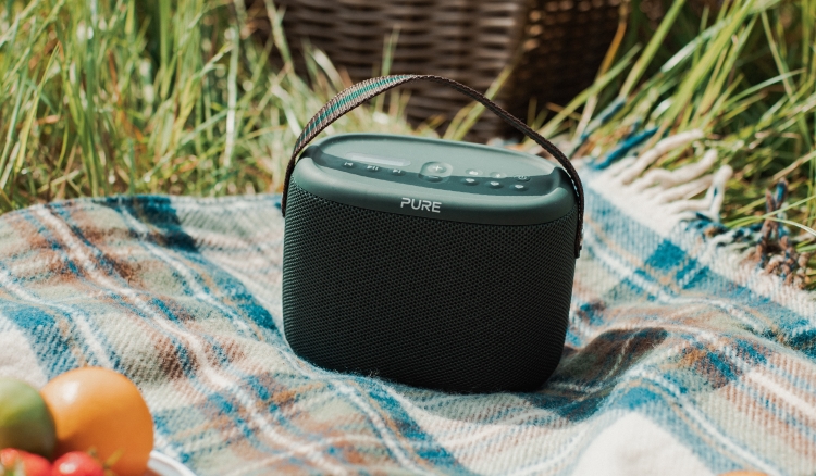 Dank des Griffes und des geringen Gewichtes kann der Bluetooth-Lautsprecher mit Radiofunktion bequem zum Picknick mitgenommen werden