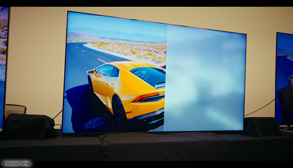 Ehrliche Einblicke: Sonys LCD-TV-Prototyp setzt auf eine komplett neu entwickelte Mini-LED-Hintergrundbeleuchtung mit verbessertem Local Dimming. Im Splitscreen-Vergleich ist die präzise arbeitende Mini-LED-Hintergrundbeleuchtung in voller Pracht zu bestaunen