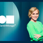 Caren Miosga mit dem Logo ihrer Talkshow
