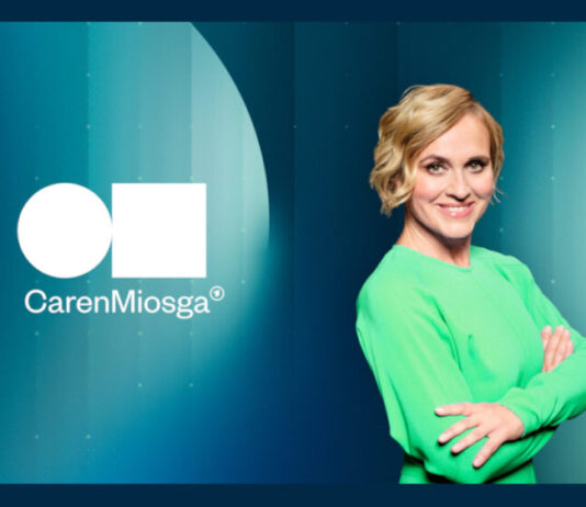 Caren Miosga mit dem Logo ihrer Talkshow