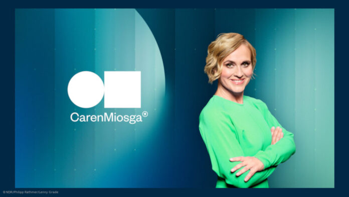 Caren Miosga mit dem Logo ihrer Talkshow