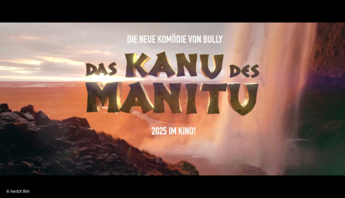 Das Kanu des Manitu Logo vor einem Wasserfall