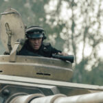Soldat schaut aus Panzer