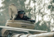 Soldat schaut aus Panzer