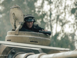 Soldat schaut aus Panzer