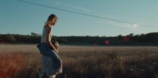 Filippo Timi und Carlotta Gamba auf einem Feld in "Dostoevskij"