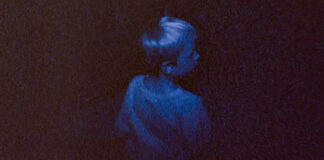 Junge im Dunkeln - Szene aus "Skinamarink"