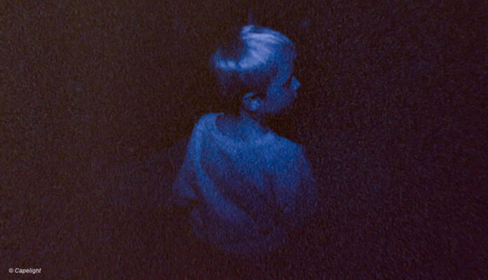 Junge im Dunkeln - Szene aus 