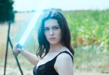 Frau mit Laserschwert in "L'Empire"