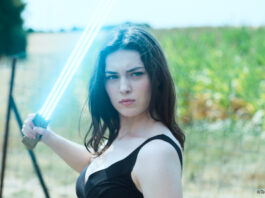 Frau mit Laserschwert in "L'Empire"