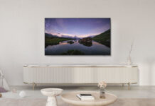 Samsung 2024er Neo QLED-TV (QN90D) hängt an der Wand im Wohnzimmer.