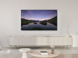 Samsung 2024er Neo QLED-TV (QN90D) hängt an der Wand im Wohnzimmer.