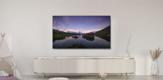Samsung 2024er Neo QLED-TV (QN90D) hängt an der Wand im Wohnzimmer.